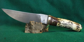 acero 5160, cuero y asta de ciervo con scrimshaw